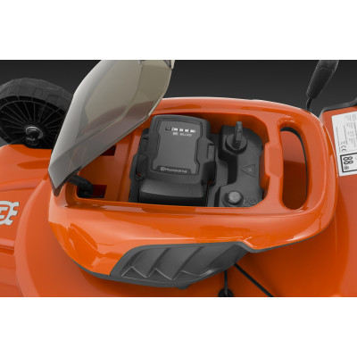 HUSQVARNA LC 142iS з акумулятором і зарядним пристроєм HUSQVARNA LC 142iS з акумулятором і зарядним пристроєм